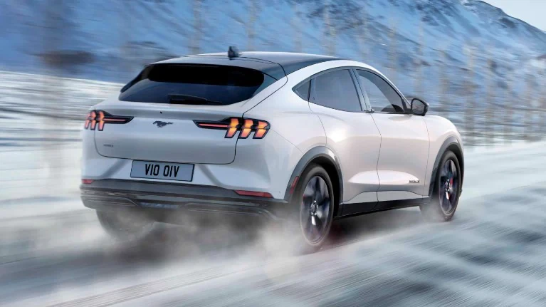 КЕРУВАННЯ АВТОМОБІЛЕМ MUSTANG MACH-E В ЗИМОВИХ УМОВАХ